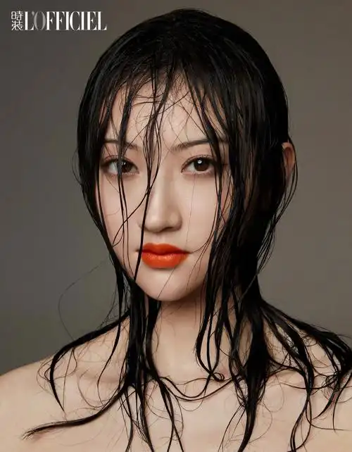 景甜浓妆湿发造型hold不住 网友吐槽似水鬼上岸