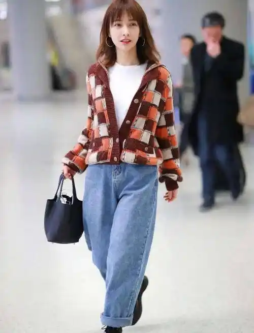 吴昕五官虽普通但身材超棒穿针织衫只系两颗扣漂亮后品味爆棚