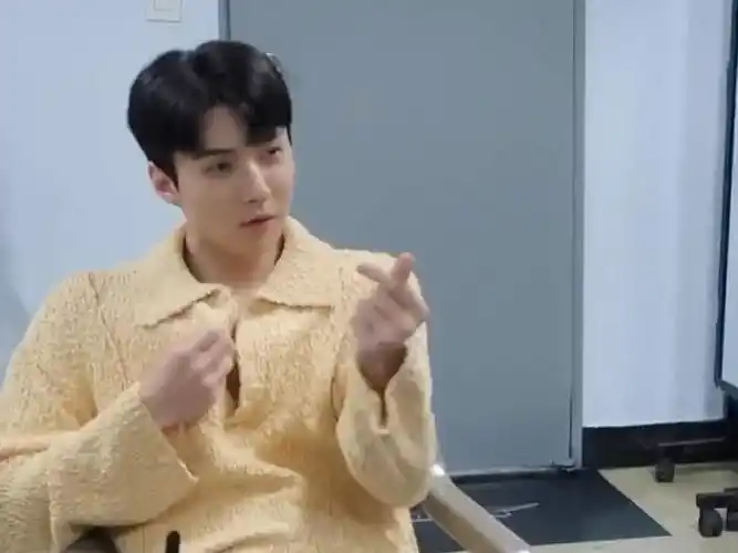 世勋比心～真的好可爱的小鸡