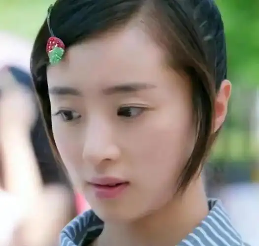 去年,不少网友开始模仿《旋风少女》中的梗,比如"草莓发夹"和"百草,就