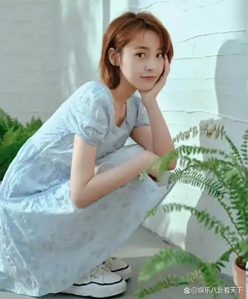 张佳宁比李沁大一岁,但她有一张很占优势的娃娃脸,去年在《一闪一闪亮