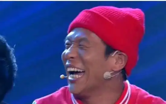 他初中就辍学,20年后拿到毕业证,上春晚因一句瞎编台词意外爆红