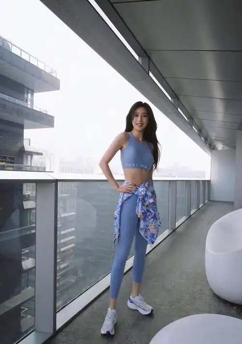 37岁张俪晒健身照,穿瑜伽裤大显身材曲线!所处背景疑似超大豪宅