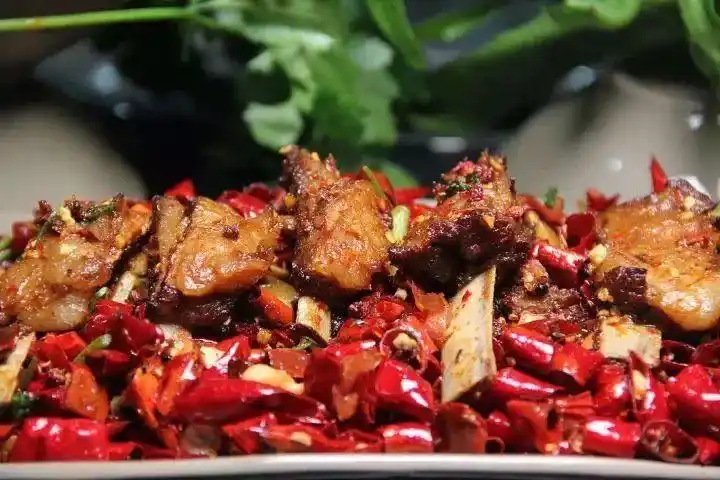 外表酥脆焦黄羊排,内里却是肥瘦相间,一口咬下酥脆的外层,羊肉香味