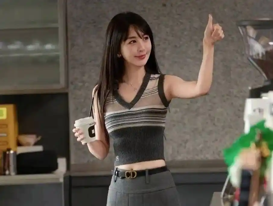 李菲儿穿连体内裤不惧走光,频靠打擦边球出圈的她,成了黄晓明最香艳前