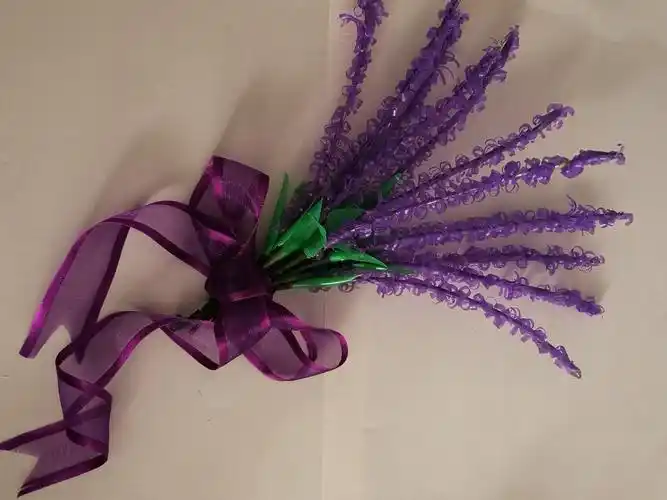 紫色的吸管在精心的裁剪下也能成为浪漫的薰衣草 特别逼真是不是?