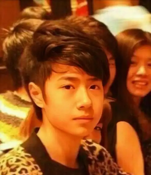 王一博成名前旧照被扒,五官气质和现在差距明显,整没整一眼就知_照片