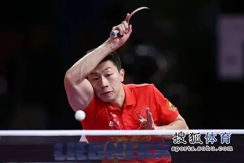 图文马龙40进男单第二轮马龙肱二头肌发达