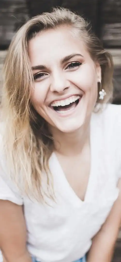 快乐的女孩,金发女郎,微笑 iphone 壁纸