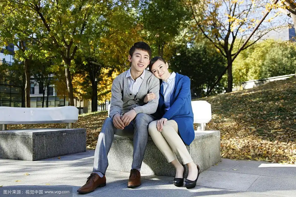 户外坐着的情侣