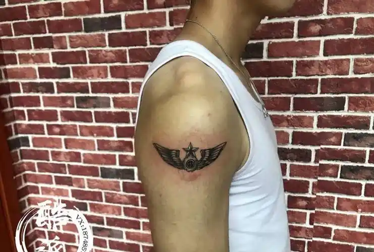 作品更新 刚退伍 把军人的标志刺在身上 对他来说应该很有意义吧纹身