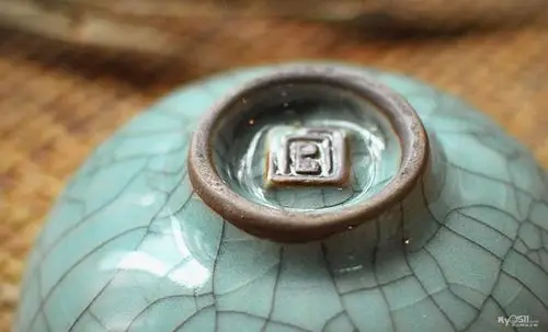 哥窑开片裂纹青莲碗底款"官"字.