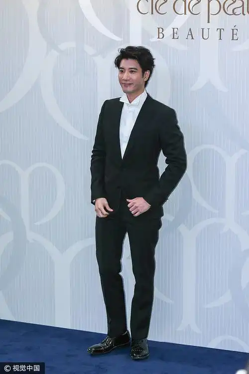 王力宏黑西装白衬衫 帅气似王子