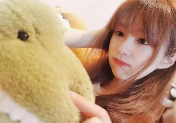 nba最美女主播小七晒睡衣照,身材纤细,肤白貌美,少女感十足!