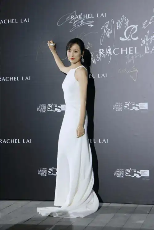 吕一活出了30多岁女人该有的样子穿白裙优雅温柔直角肩太抢眼