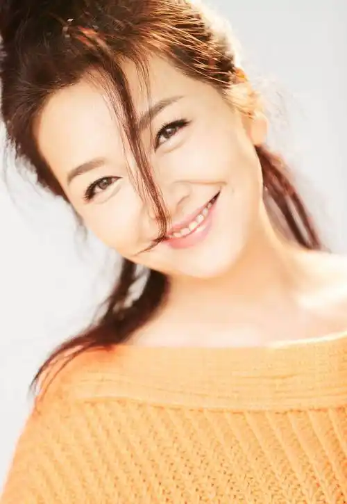 原创52岁江珊从133斤到99斤美回颜值巅峰扎高马尾像18岁