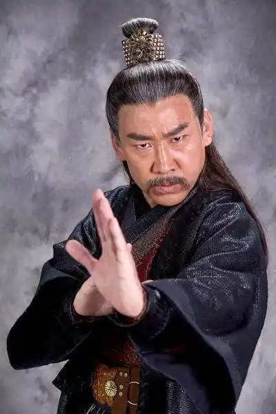 没有的话,为何没有传给二弟裘千丈?那么裘千仞有没有收徒弟呢?