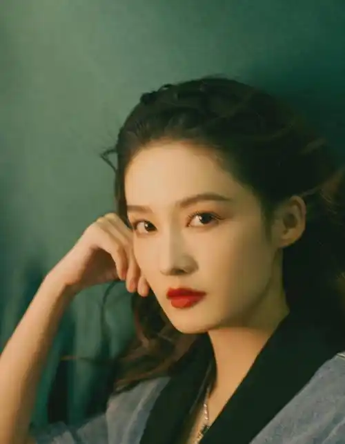 李沁身穿v领牛仔蝴蝶结连衣裙搭配黑色长筒靴,甜美中带着一丝飒气