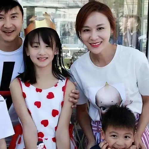 田亮带着女儿和儿子,提前布置好盛大的求婚现场,再一次隆重地向叶一茜