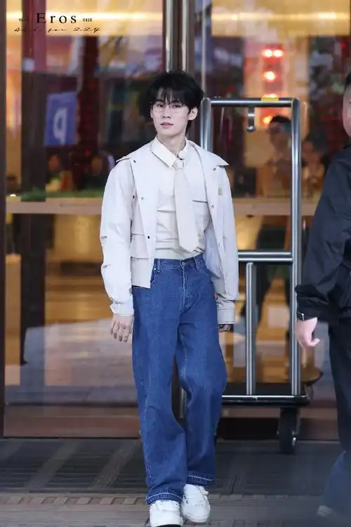 张真源奔跑吧眼镜造型#张真源今日跑男上班饭拍米色工装衣领带眼舅Ё