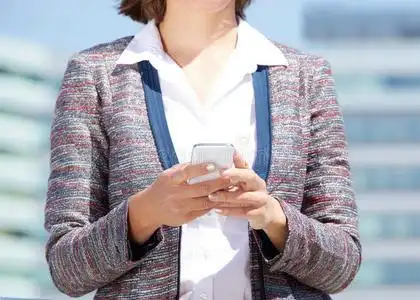 女性手拿着手机