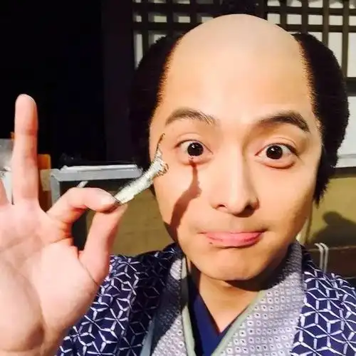 日本武士的谜之发型起源史帅不帅剃个月代头就知道了