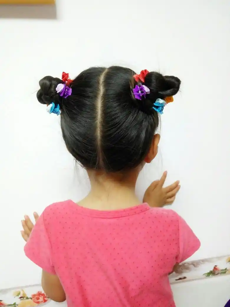 【萌宝发型】夏日必备双丸子头_百度宝宝知道