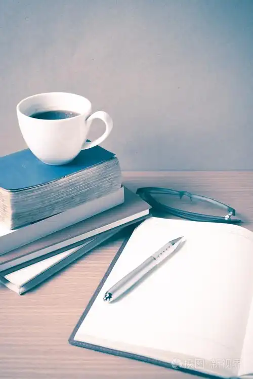 与咖啡杯子本打开的书