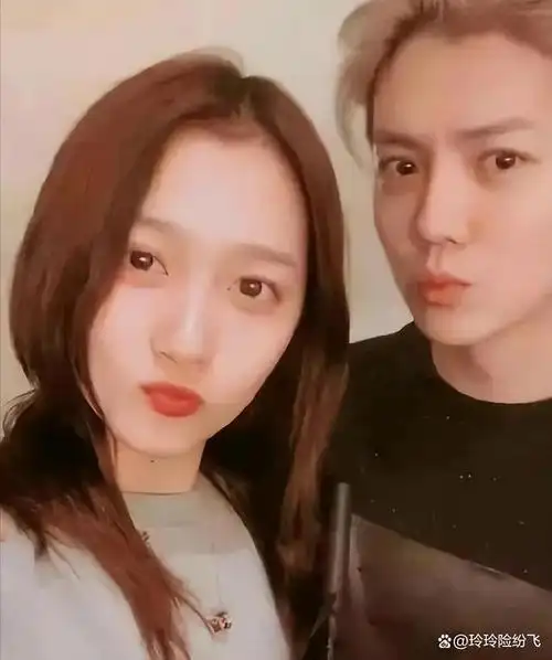 范志毅带老婆参加鹿晗的生日宴,夫妻同框像父女,一双美腿超抢镜