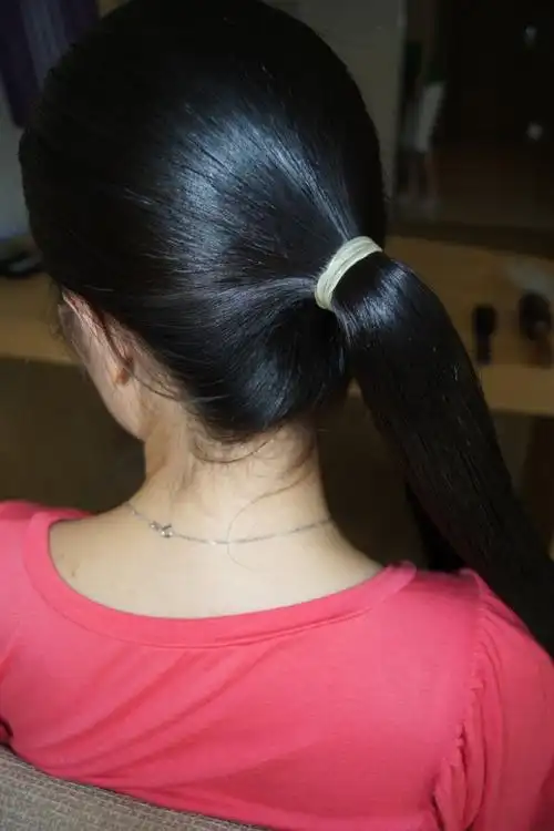 女孩儿开始想尽一切办法想要长出一头浓密的黑发功夫