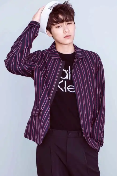 挑战每天按相册顺序发一张李易峰的照片##园园不断