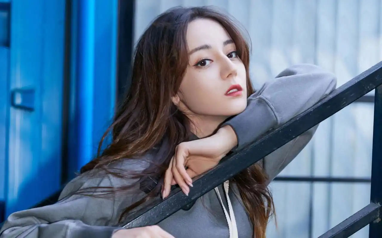 高清无水印,美女明星迪丽热巴桌面壁纸下载(9张)