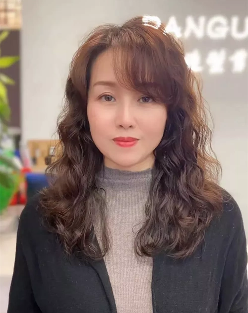 过年烫发已经成为国人的一种习俗,烫一款时髦洋气的发型,再搭配一身