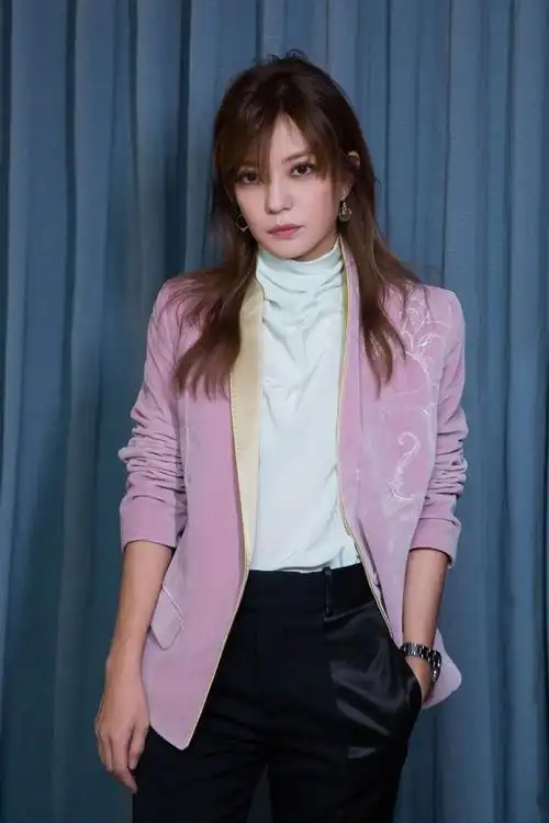 赵薇瘦下来颜值只增不减,空气刘海搭配粉色西装,酷中带着痞范