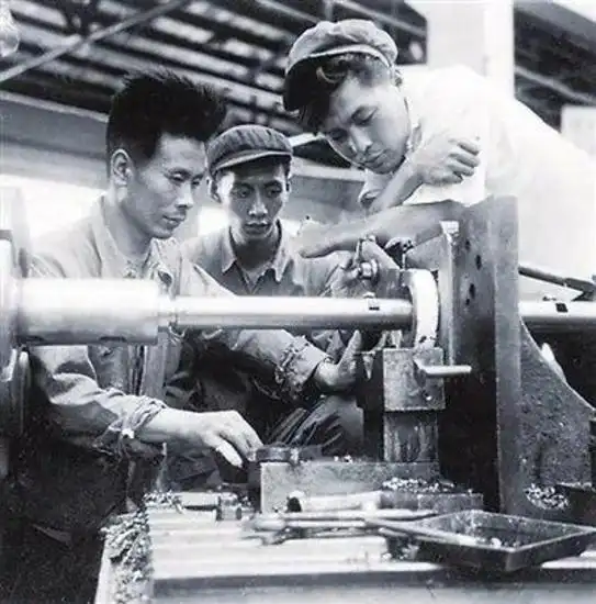 20世纪50年代,张探厂车间工人操作机械设备.