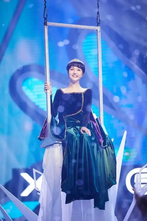 郑爽为显胖好拼!穿皮质阔腿裤还带束脚,"肉肉的身材"太美了