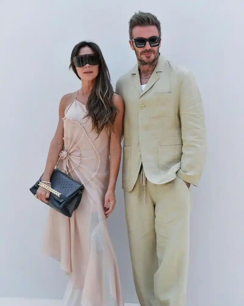 贝克汉姆和妻子维多利亚出席jacquemus 2023 秋冬系列发布秀