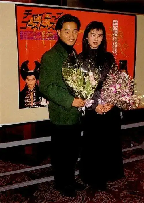 在这好不容易营造出来的悲伤气氛里,让我们缅怀张国荣——一个绝代