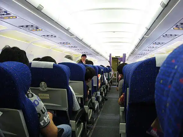 坐飞机时,身边的旅客不关闭手机,要不要提醒他?