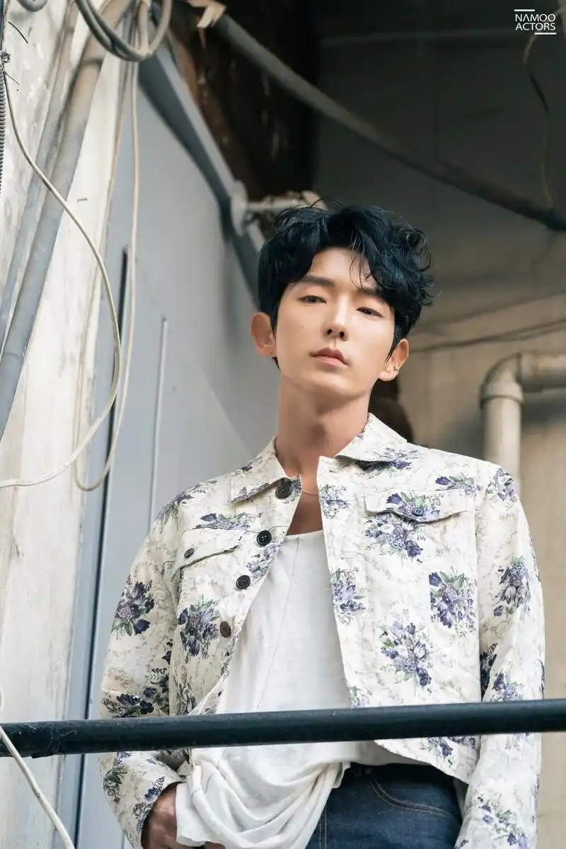 帅气单眼皮男生李准基