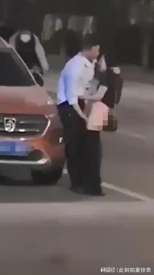 吃瓜某市育才花园一对男女马路边公然上演活春宫|亲热|某一天_网易