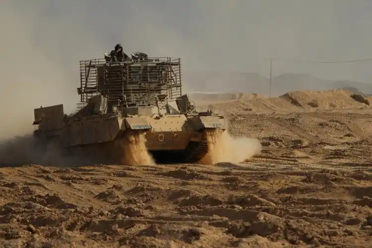 以色列女坦克兵集体亮相 驾战车"横冲直撞"