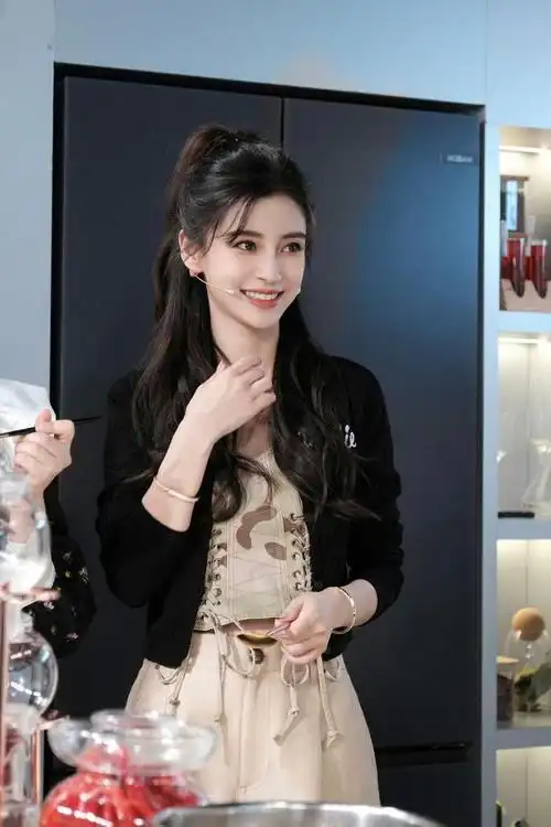 angelababy高马尾半披发搭配迷彩短上衣造型……|angelababy_新浪新闻