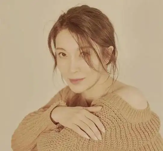 张棪琰出身演艺世家25岁嫁富豪被抛弃如今45岁独自带两娃