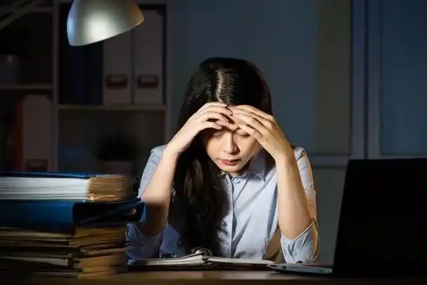 初中学生,该保障每天的充足睡眠,还是熬夜拼搏争取上顶级名校