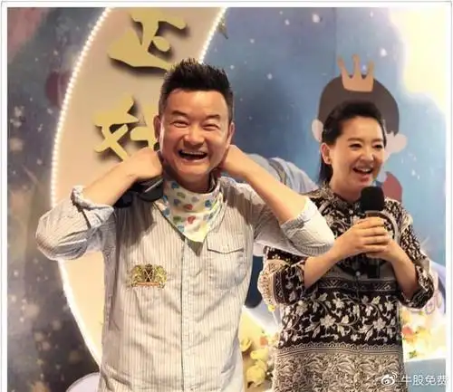 43岁的月亮姐姐,老公是富豪,儿子叫正好,虎头虎脑的,十分可爱