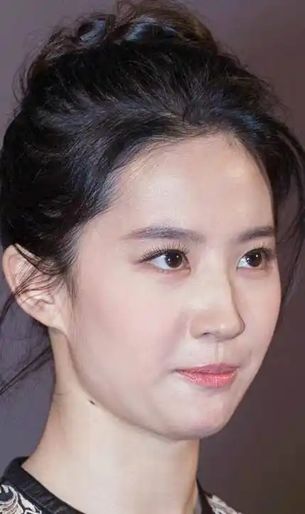 30多岁的刘亦菲,皮肤美得"像18"?