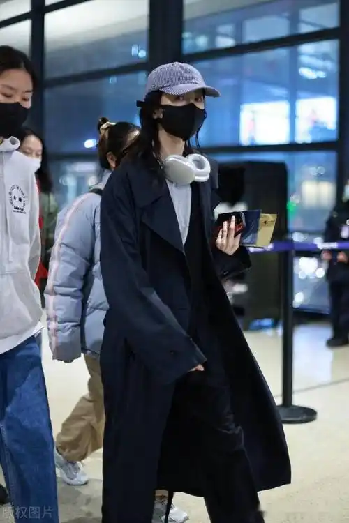 周雨彤上海到达,黑色风衣潇洒利落_机场