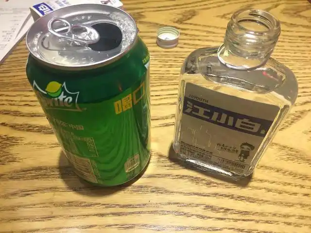 喝酒对身体危害大啤酒与白酒有何区别谁的伤害性比较小