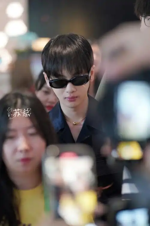 周震南超话zzn#周震南闪光的夏天#    霸总上班    @vvvvvv周震南